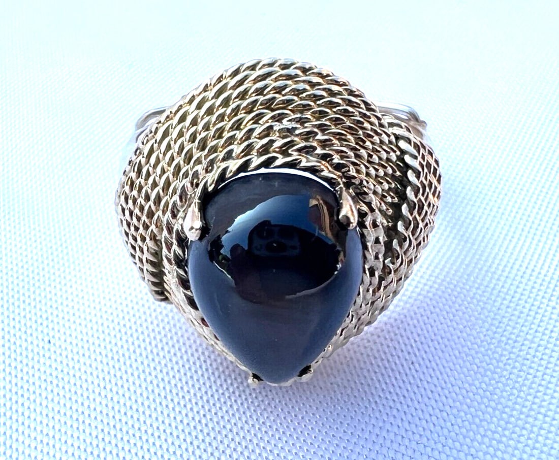 18K Yellow Gold Ring with Black Star Sapphire Size 10.5-9: 18K Yellow Gold Ring with Black Star Sapphire Size 10.5-9 Pre-owned sizable ring crafted in 18k yellow gold and set with a black star sapphire. The ring is fully signed and hallmarked, with an adjuste