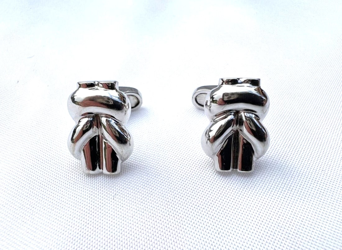 English 18K White Gold Men's Cufflinks Pair: English 18K White Gold Men's Cufflinks Pair Pair of English 18K white gold cufflinks with detailed workmanship and a signed, hallmarked finish. Pre-owned men's accessories from the United Kingdom. Spe