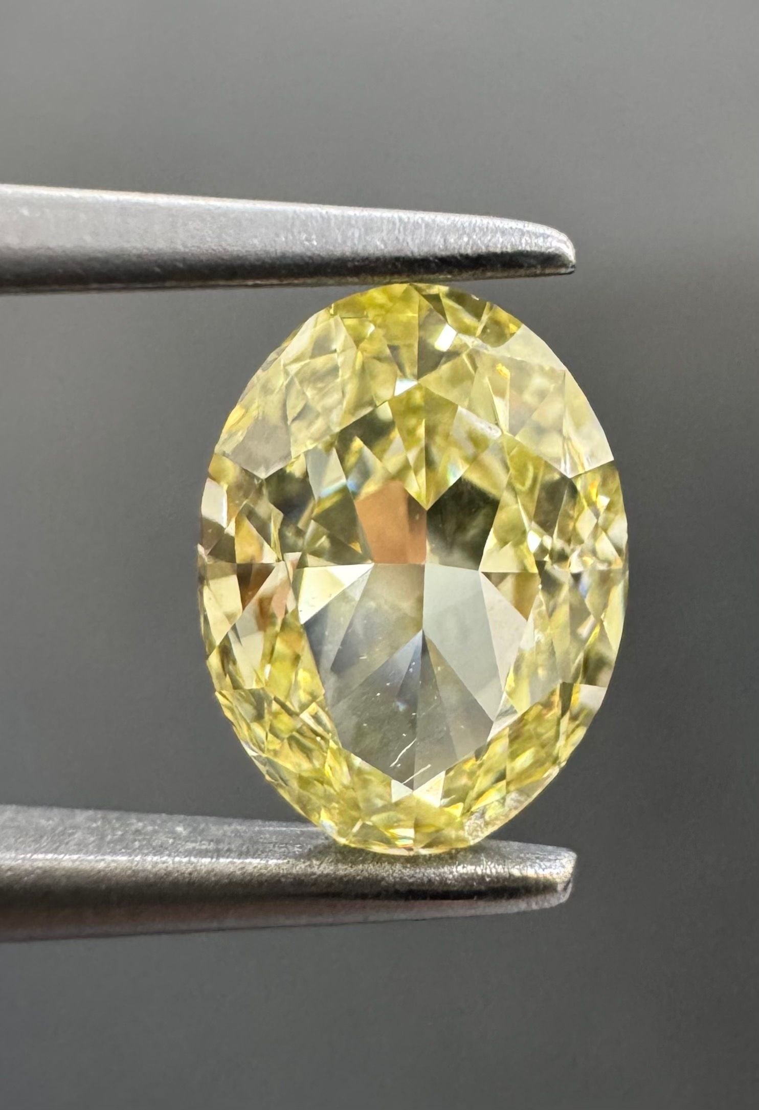 Loose Diamond - OVAL 1.0ct Fancy Yellow VS2: Loose Diamond - OVAL 1.0ct Fancy Yellow VS2 Source: Natural Shape: OVAL Carats: 1.0 Color: Fancy Yellow Certification: GIA Video: