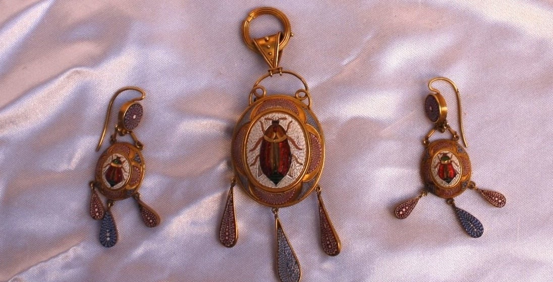 19th Century Italian 18K Gold Micro Mosaic Scarabs Jewelry Set: 19th Century Italian 18K Gold Micro Mosaic Scarabs Jewelry Set This exquisite 19th-century Italian jewelry set features a stunning pair of earrings and a matching necklace, crafted with intricate micr