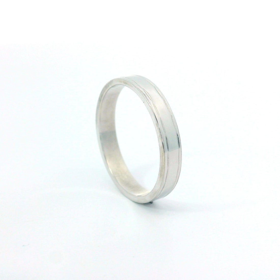 14k White Gold Squared Band Ring Grooved Edge Size 4.5: 14k White Gold Squared Band Ring Grooved Edge Size 4.5 Pre-owned women's band ring crafted in solid 14k white gold with a polished finish, grooved edge design, and squared band profile. This ring is a