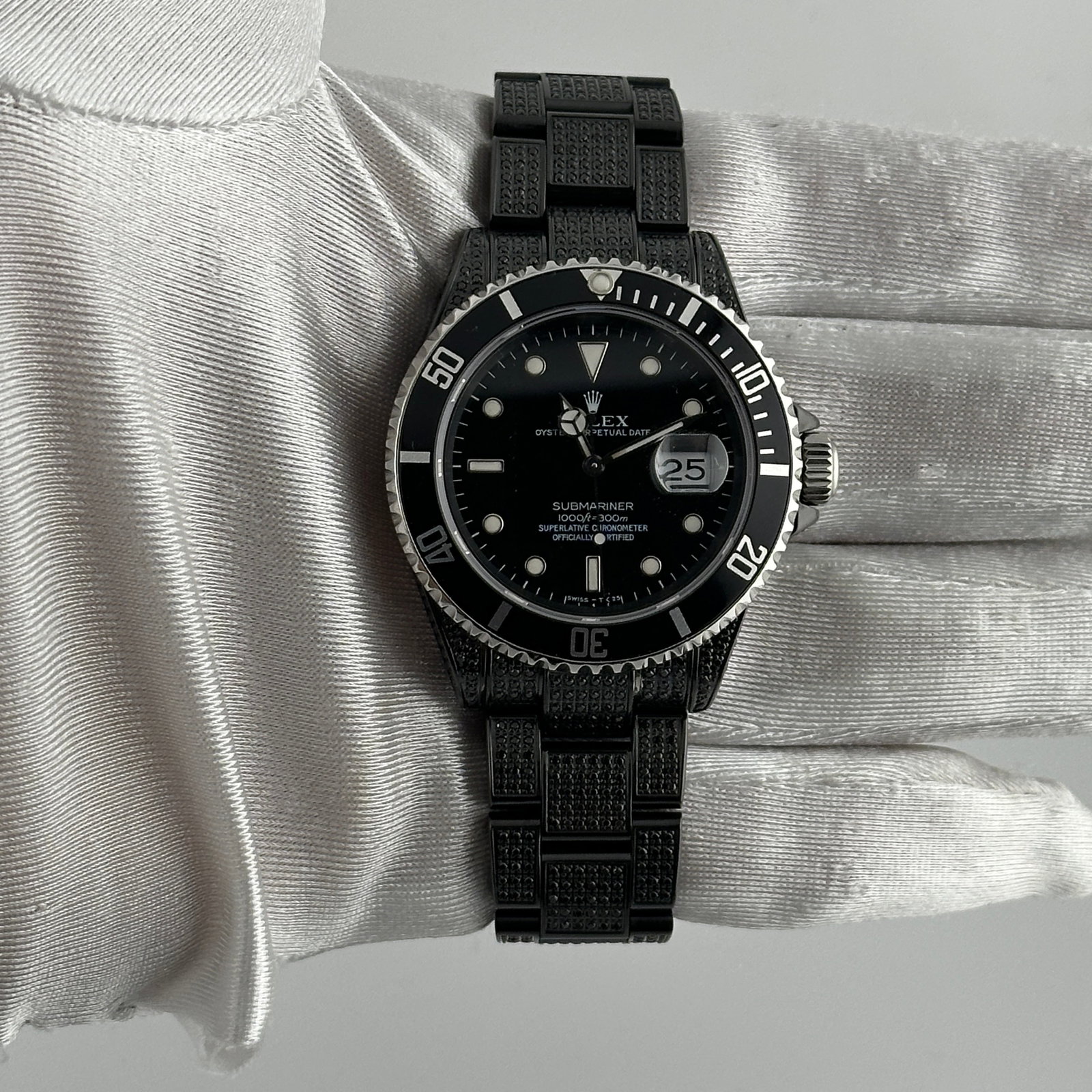Rolex Submariner 16610 mens watch black dial aftermarket Oyster iced out: Rolex Submariner 16610 mens watch black dial aftermarket Oyster iced out This is a Rolex Submariner featuring a black dial and an aluminum bezel. The watch comes with an Oyster bracelet that is iced o