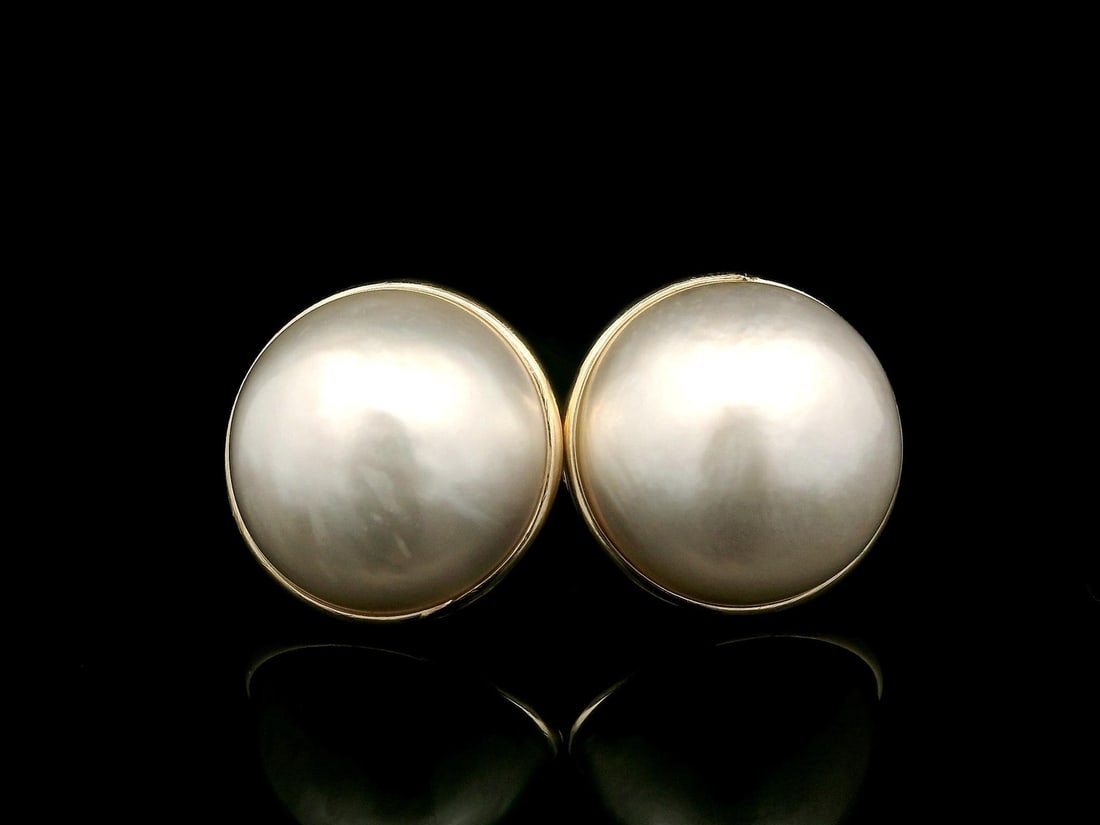 14k Yellow Gold Mabe Pearl Stud Earrings 5.89mm Classic Design: 14k Yellow Gold Mabe Pearl Stud Earrings 5.89mm Classic Design Enhance your elegance with these classic stud earrings featuring genuine Mabe pearls. Each earring showcases a round 5.89mm Mabe pearl wi