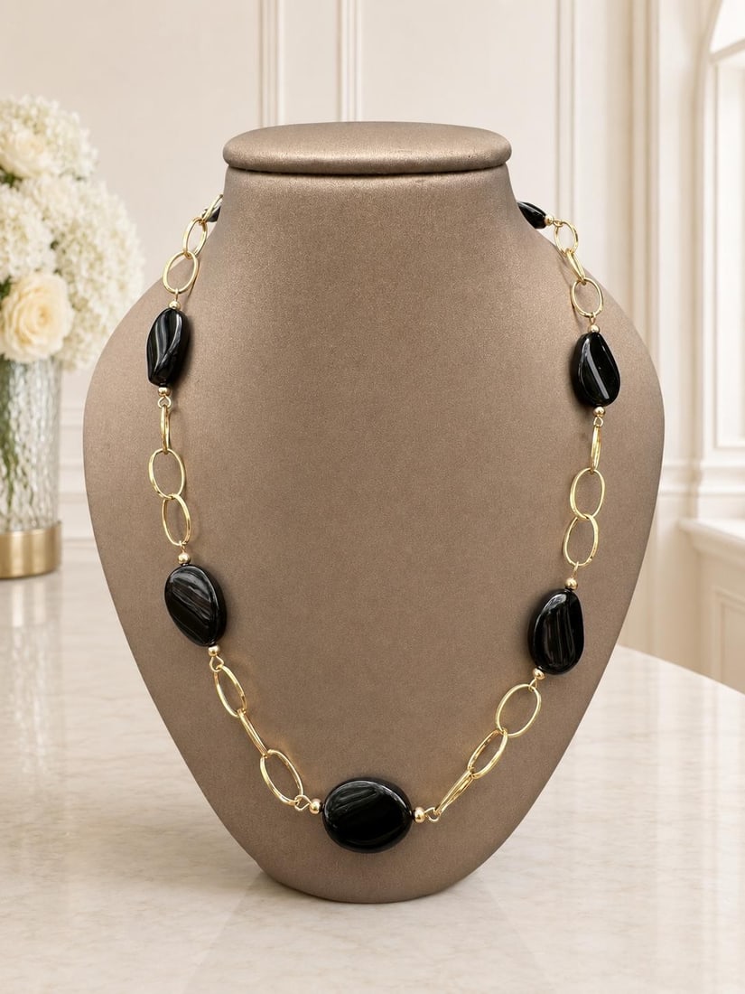 14K Yellow Gold Onyx Bean Link Necklace 24 In: 14K Yellow Gold Onyx Bean Link Necklace 24 In Pre-owned beaded necklace crafted in solid 14k yellow gold with nine natural black onyx stones in a custom-cut bean shape. The open link design is finishe
