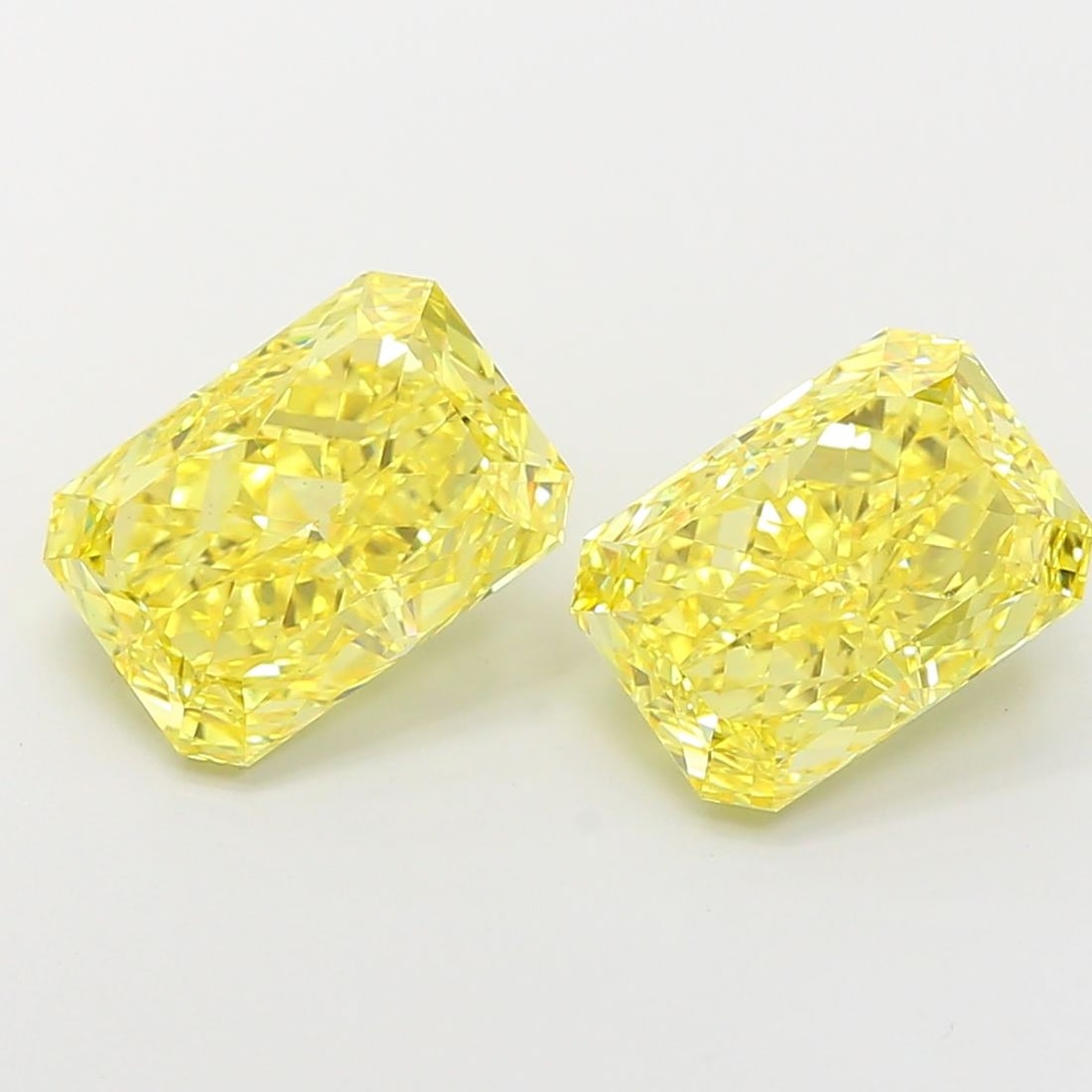Loose Diamond - RADIANT 3.51ct Fancy Vivid Yellow VS1: Loose Diamond - RADIANT 3.51ct Fancy Vivid Yellow VS1 Source: This is a real non-mined Diamond that has been grown in a lab Shape: RADIANT Carats: 3.51 Color: Fancy Vivid Yellow Certification: IGI Vid