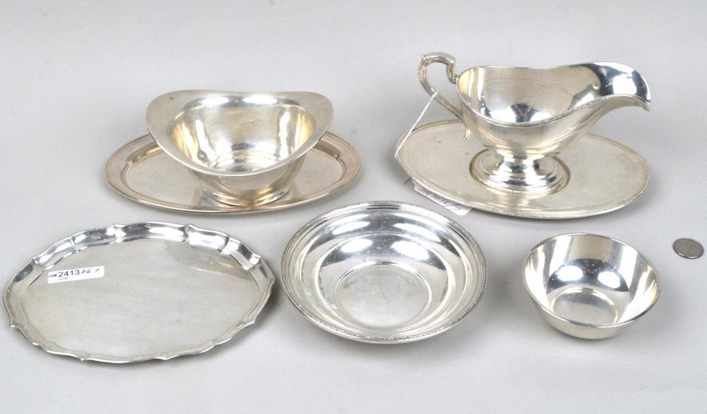 Group Seven Small Sterling Serving Items: comprising an Elgin gravy boat and underplate, 2 trays and 3 bowls. Largest: 6 1/4" high, 8 1/4" long. Light scratches, a few small dents. Weight: 31.170 OZT. *No credit card payments will be accepted