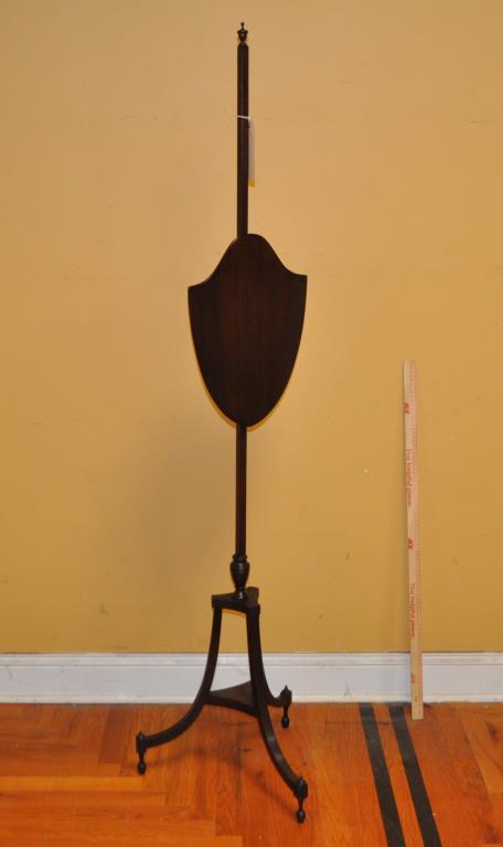 Hepplewhite Shield Form Tripod Base Fire Screen (1 of 4)