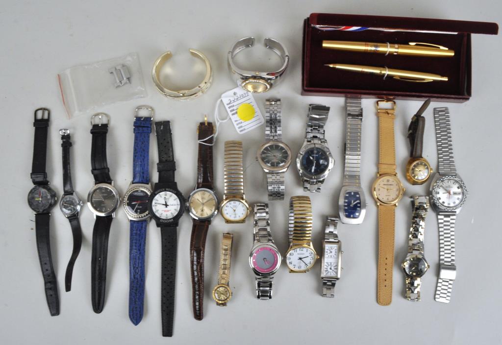 Large Lot Contemporary Wristwatches: including Sutton (17 jewels), Medana, Unichron, Q & Q, Casio water resist 200m, Fossil solar, Mason Sullivan, Geneva, Timex self wind, Fossil, Cornavin, Geneva, Ravinia, Brichot, Timex, Lorus, Relic, 