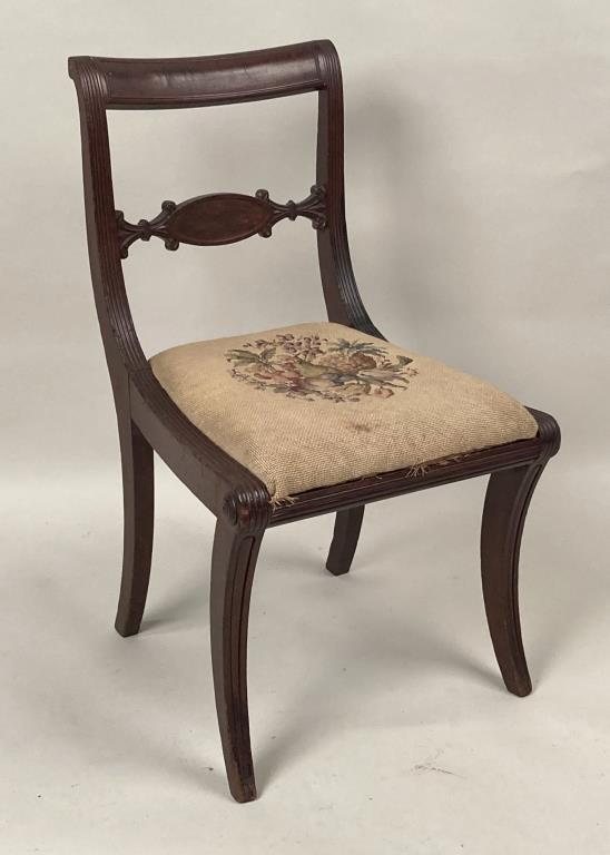NY Federal Carved Side Chair, Attr. D. Phyfe: carved mahogany, with scrolling stiles with slip seat and saber legs, horizontal carved oval and leaf splat typically associated with Duncan Phyfe's workshop. See McClelland, Duncan Phyfe and The Engl