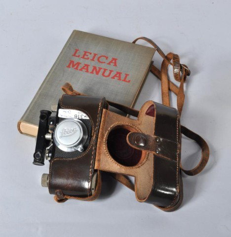 1930's Leica Elmar Camera & 1935 Leica Book: Leica Elmar 1:35F =50mm camera, marked Eleitz Wetzlar, serial #105198, including a 1935 Leica Manual book with old Leica pamphlets inside, circa 1930s. From a New York estate.