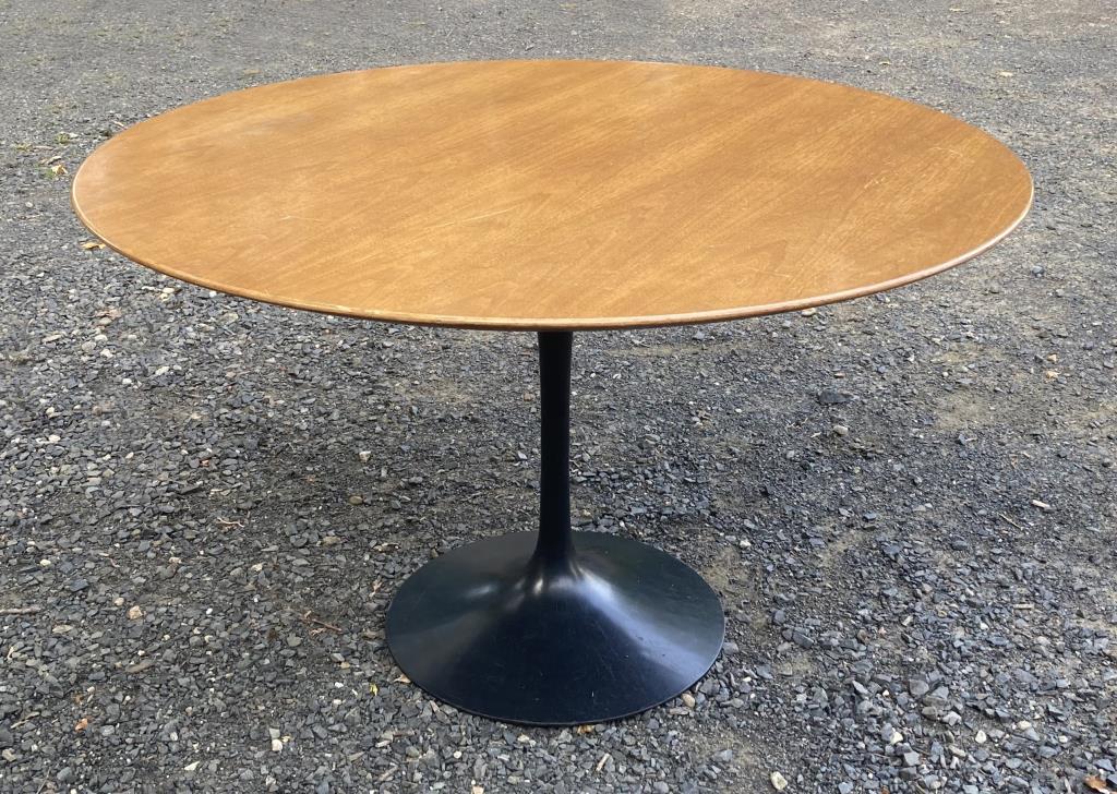 Saarinen/Knoll MCM Walnut Tulip Form Dining Table (1 of 12)
