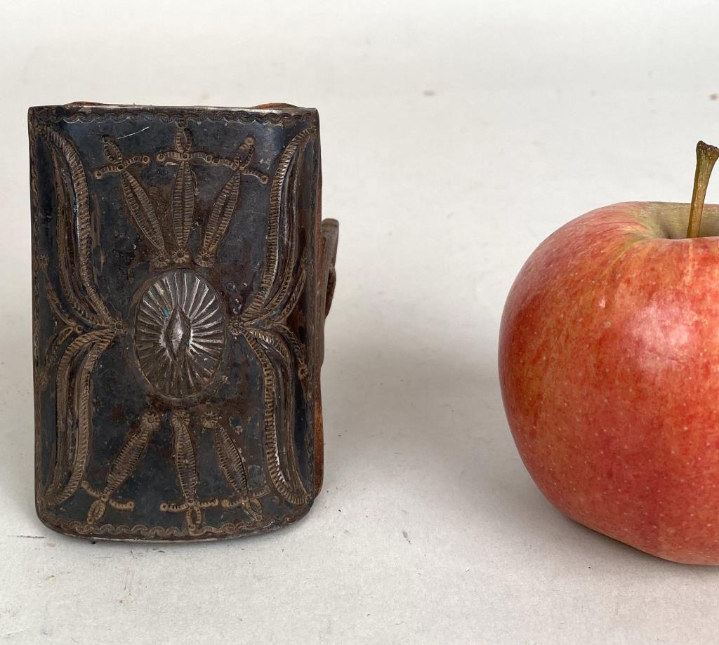 Southwest NA Silver & Leather Ketoh Bow Guard (1 of 5)