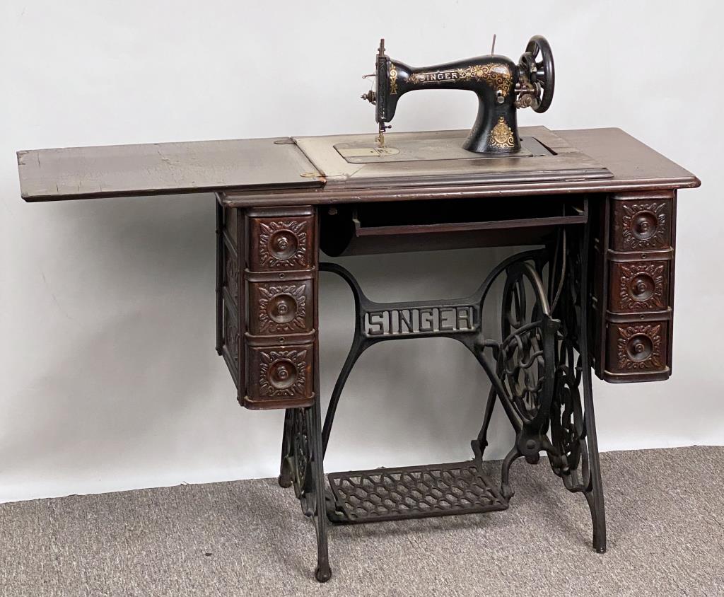 Vintage Singer Sewing Machine Original Cabinet (1 of 8)