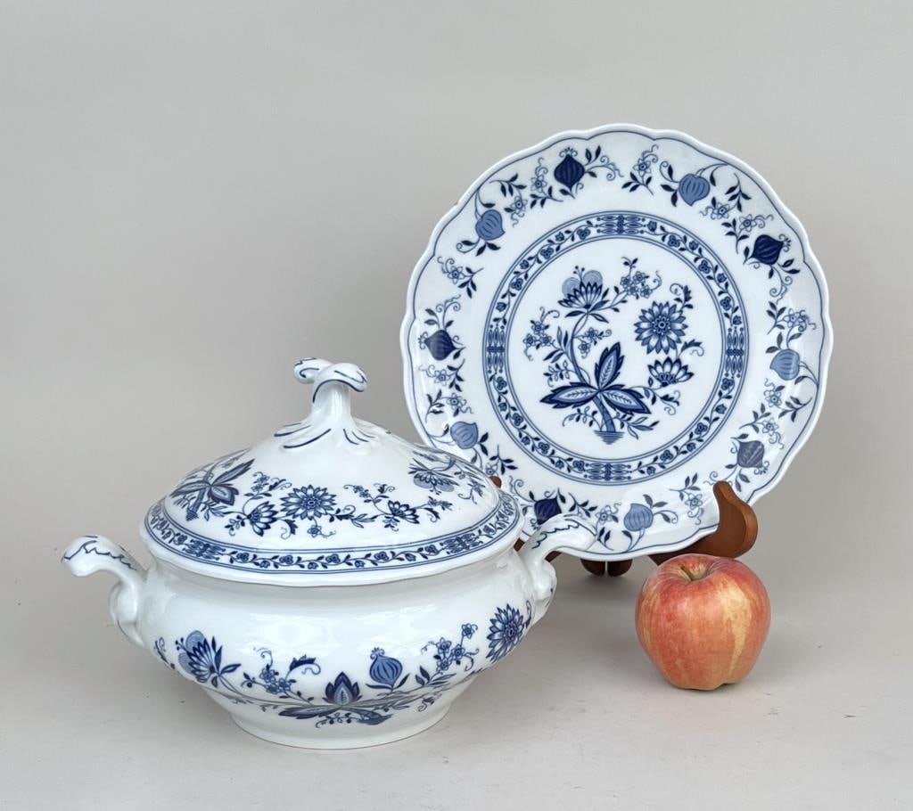 German Porcelain Tureen, Blue Onion Pattern (1 of 5)