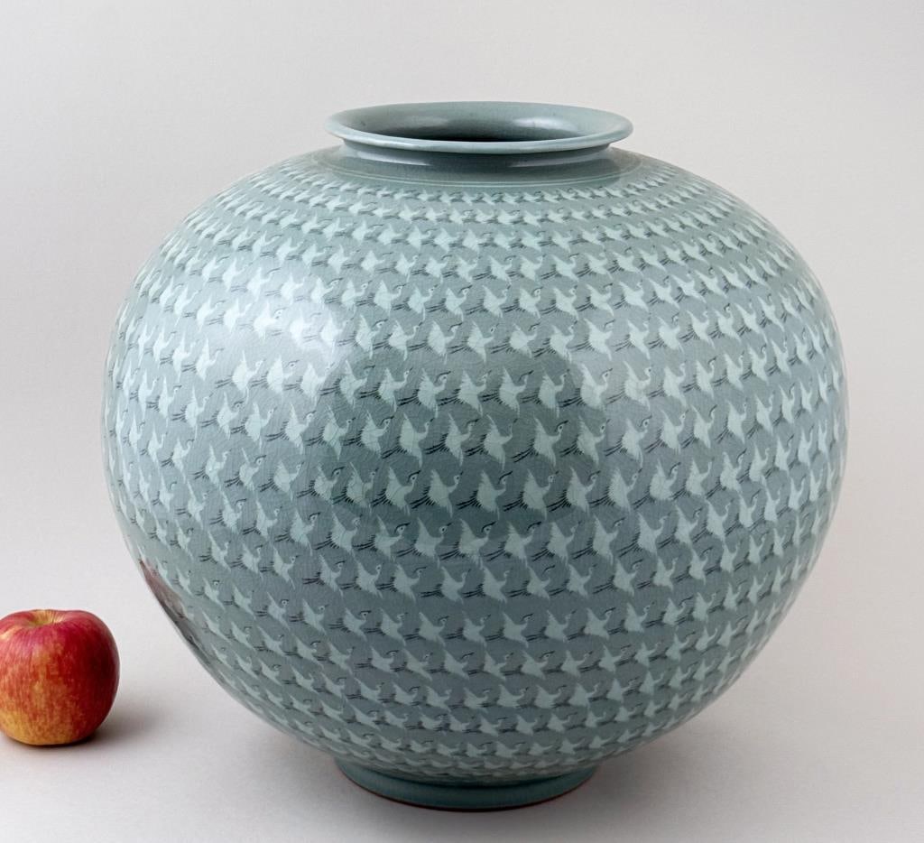 Korean Celadon Pottery Vase, Cranes (1 of 4)