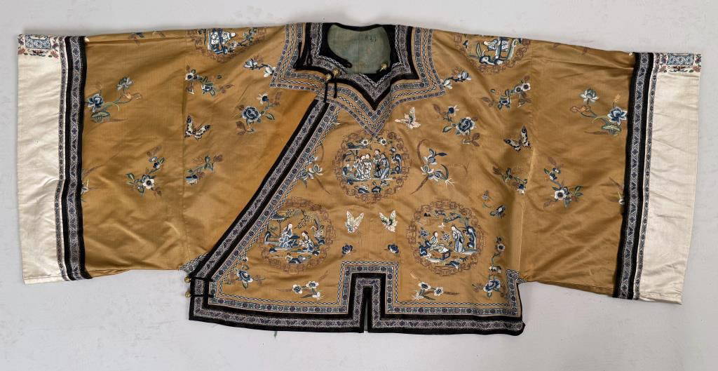 Chinese Embroidered Silk Short Robe