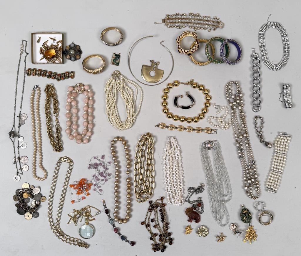Generous Lot Vintage Costume Jewelry (1 of 7)
