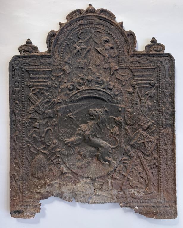 Cast Iron Fireback, Armorial Crest: with rampant lion, drums. 32 3/4" high, 25" wide. Cracks, losses, oxidation, soiling.