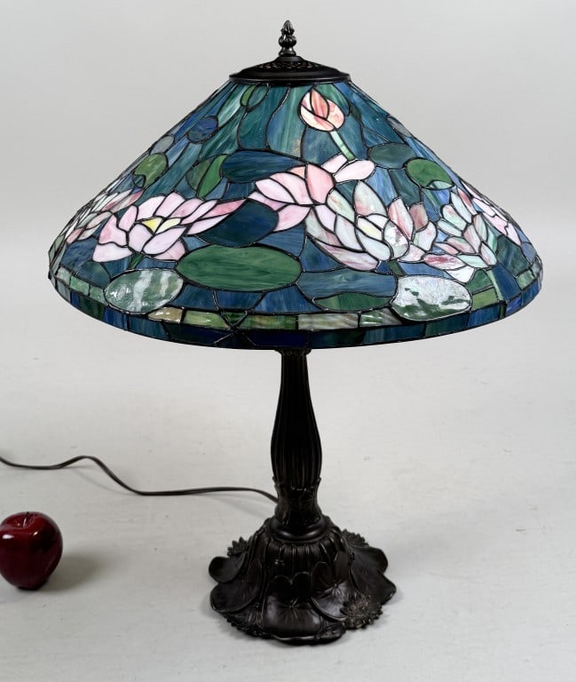 Tiffany Style Stained Glass Table Lamp (1 of 5)