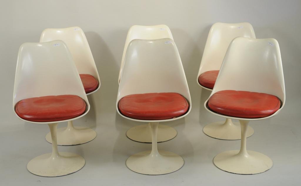 Set Six Knoll Eero Saarinen Tulip Dining Chairs: Six Knoll Saarinen dining chairs, 20th century, white with molded seats and backs on round pedestal bases with faux leather seats, Knoll labels on seat base. 31" high, 19 1/2" wide, 21" deep. Conditio