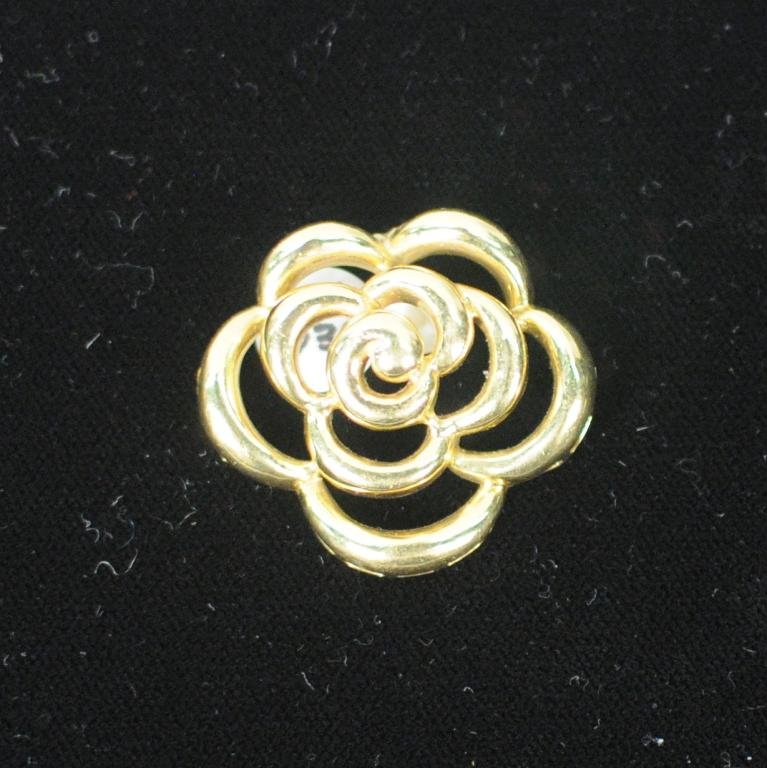 Van Cleef & Arpels 18K Yellow Gold Pendant: Van Cleef & Arpels 18K yellow gold openwork floral form pendant, 20th century, stamped VCA 1998 CU 1133 750. 1 1/2" high, 1 1/2" wide. Weight: 12.5 dwt.