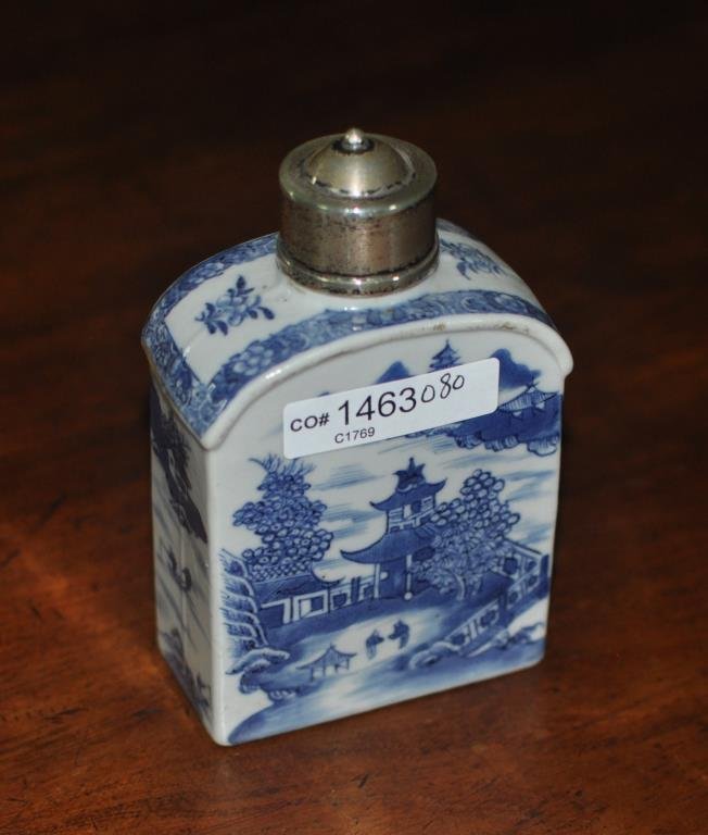 Chinese B/W Porcelain Tea Caddy (1 of 3)