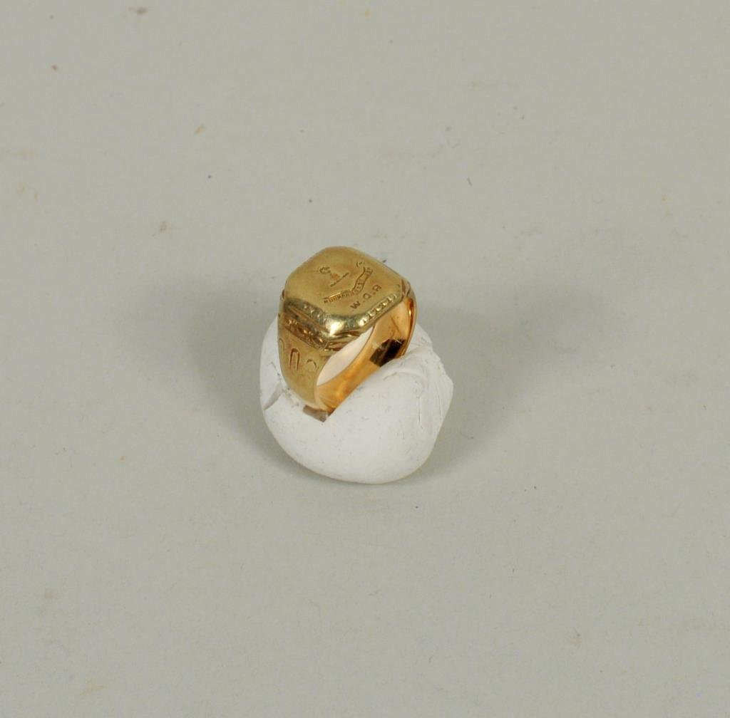 Gentleman's Gold Seal Ring (1 of 2)