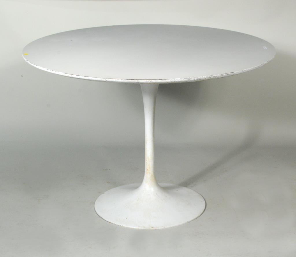 Knoll Eero Saarinen Tulip Table: Knoll Eero Saarinen tulip table. 29" high, 42" diameter. Condition: paint wear, loss, scratches, rust.