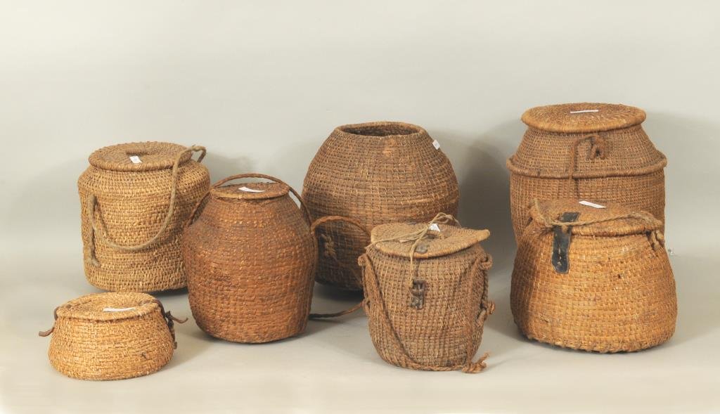 Group Seven Pennsylvania Rye Straw Baskets: Group of seven Pennsylvania rye straw carrying and container baskets. 3 1/2" high, 7" wide to 10 1/2" high, 10" wide. Condition: use wear, stains, breaks, losses.