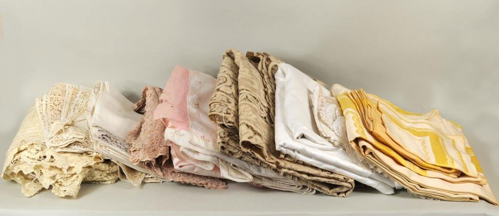 Group Vintage Lace & Linen Tablecloths, Napkins (1 of 10)