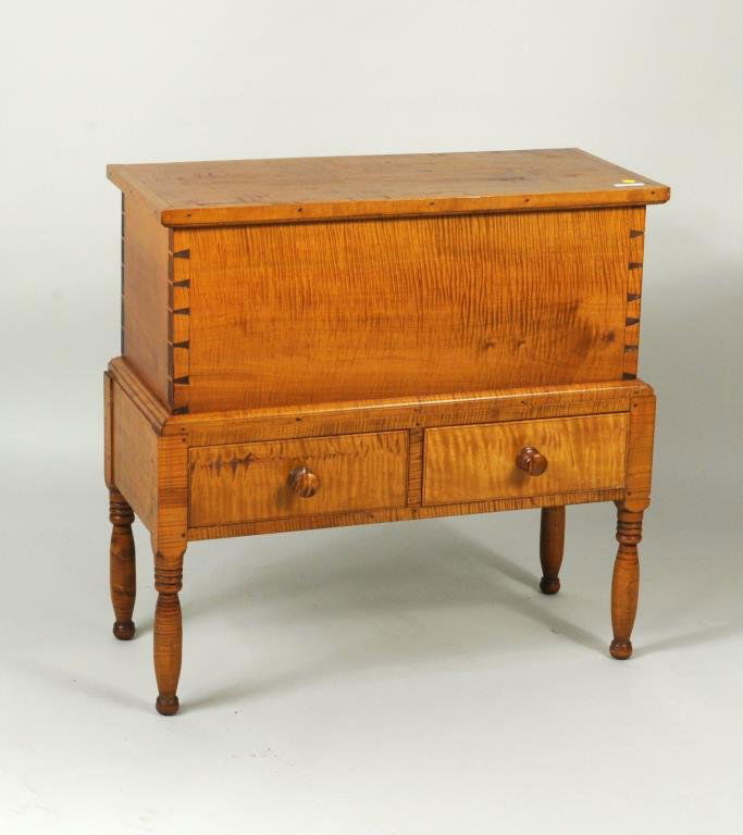Federal Style Tiger Maple Sugar Chest, Lift Top (1 of 7)