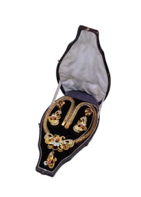 GERMAN BIEDERMEIER PERIOD (1815–1848) 18K GOLD ENAMEL AND GEMSTONE PARURE