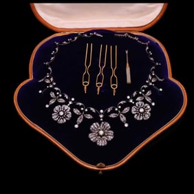 SILVER-TOPPED GOLD DIAMOND FLOWER NECKLACE, DETACHABLE, COMPOSED OF THREE TREMBLANT FLOWERS;