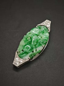 FRANCE, 1935, ART DECO JADEITE AND DIAMOND CLIP BROOCH IN 18K GOLD AND PLATINUM, SET WITH A QING