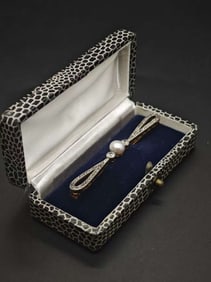 GERMANY, 1910S, NATURAL PEARL AND DIAMOND BOW BROOCH IN 14K GOLD AND PLATINUM