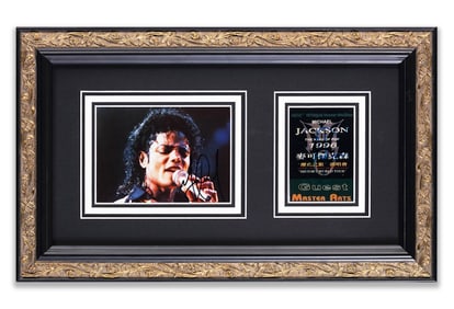 SIGNED PHOTO OF MICHAEL JACKSON AND GUEST CREDENTIALS