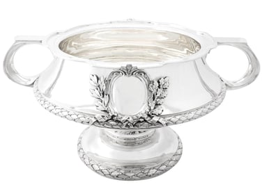A PAIR OF BRITISH STERLING SILVER ANTIQUE BOWLS FROM THE GEORGE V ERA
