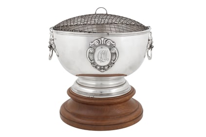 A GEORGE V STERLING SILVER TWIN HANDLED BOWL, LONDON 1913 BY HOLLAND, ALDWINCKLE AND SLATER