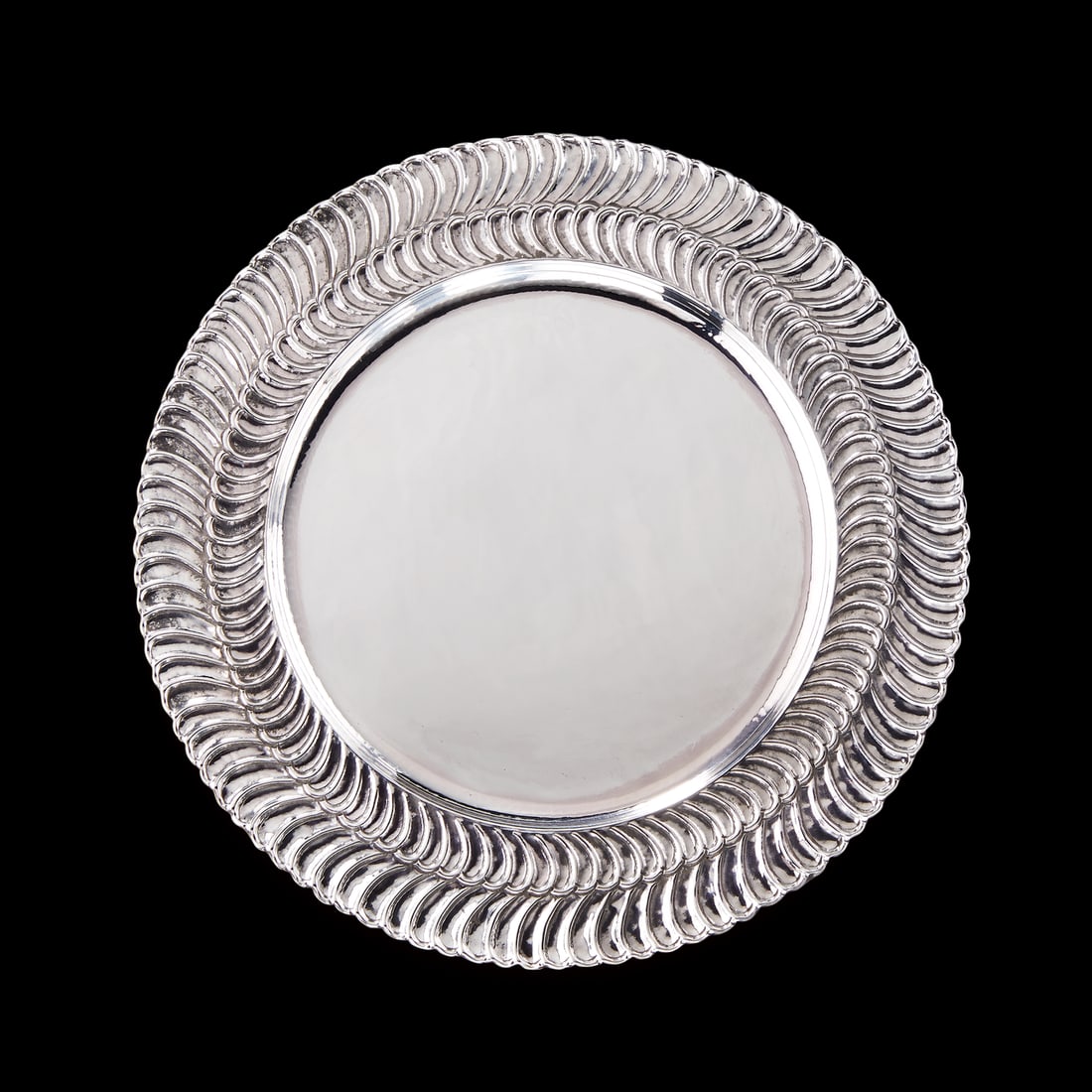 ROUCHE SERIES STERLING SILVER BREAD PLATES: ROUCHE SERIES STERLING SILVER BREAD PLATES Description: The inspiration for Rouche's silverware works is one of the designs that Buccellati frequently employs in jewelry design. This kind of decoratio