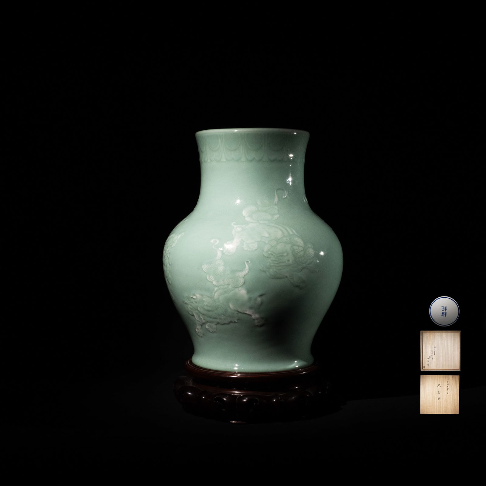 Large Celadon Vase by Makuzu K?zan (1 of 13)