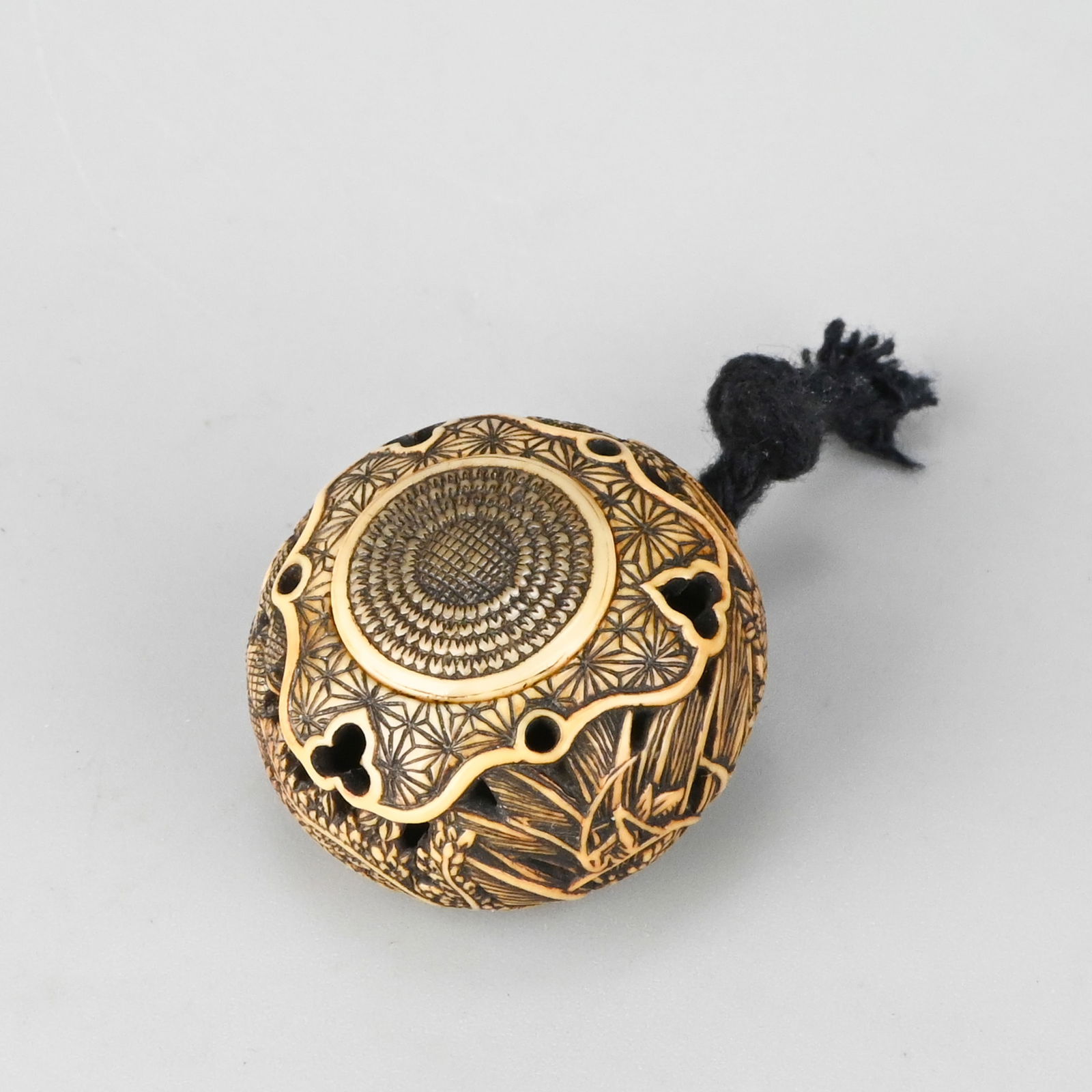 Floral-Pattern Netsuke - 3