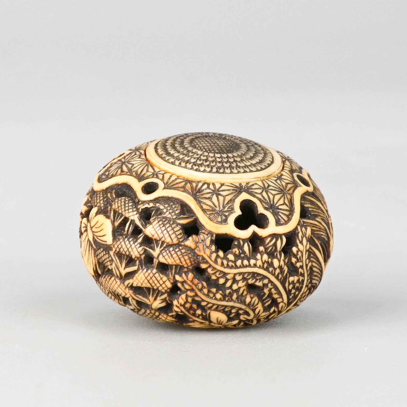 Floral-Pattern Netsuke - 4