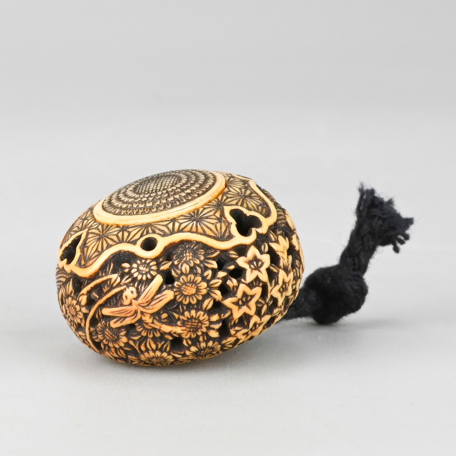 Floral-Pattern Netsuke - 6