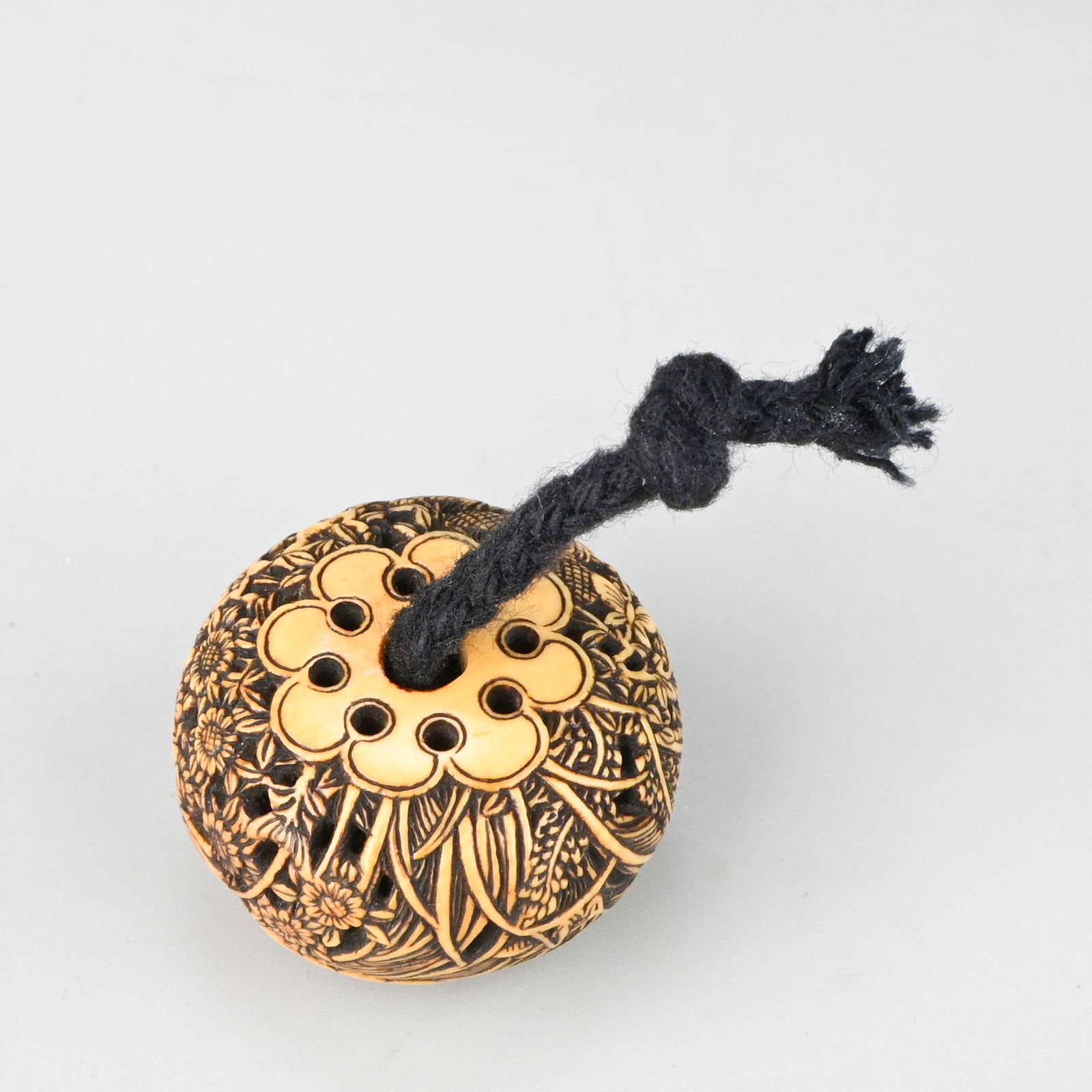 Floral-Pattern Netsuke - 7