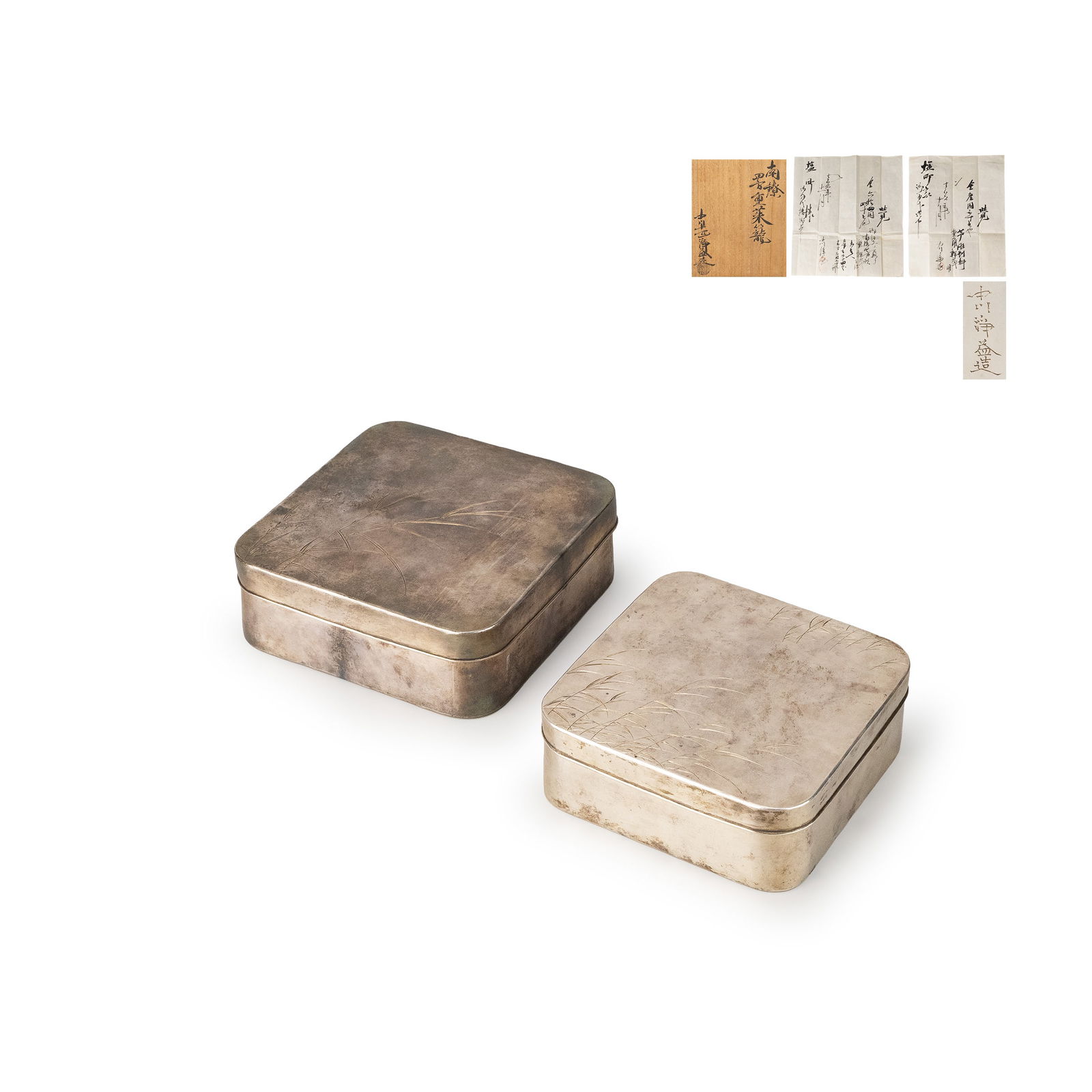 South Silver Square Basket – 10th Nakagawa Joeki: A refined square tiered food container in nambyo silver by the 10th generation Nakagawa J?eki. The lid is delicately engraved with subtle grass motifs, the restrained ornamentation enhancing the quiet