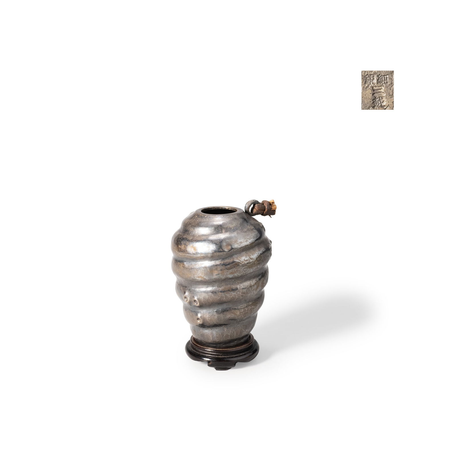 Mitsukoshi pure silver small vase: This piece is a small silver vase made by Mitsukoshi. Its design, reminiscent of a spiral, is accentuated by a hammered-texture undulation, giving it an appealing subdued silver finish. The irregular