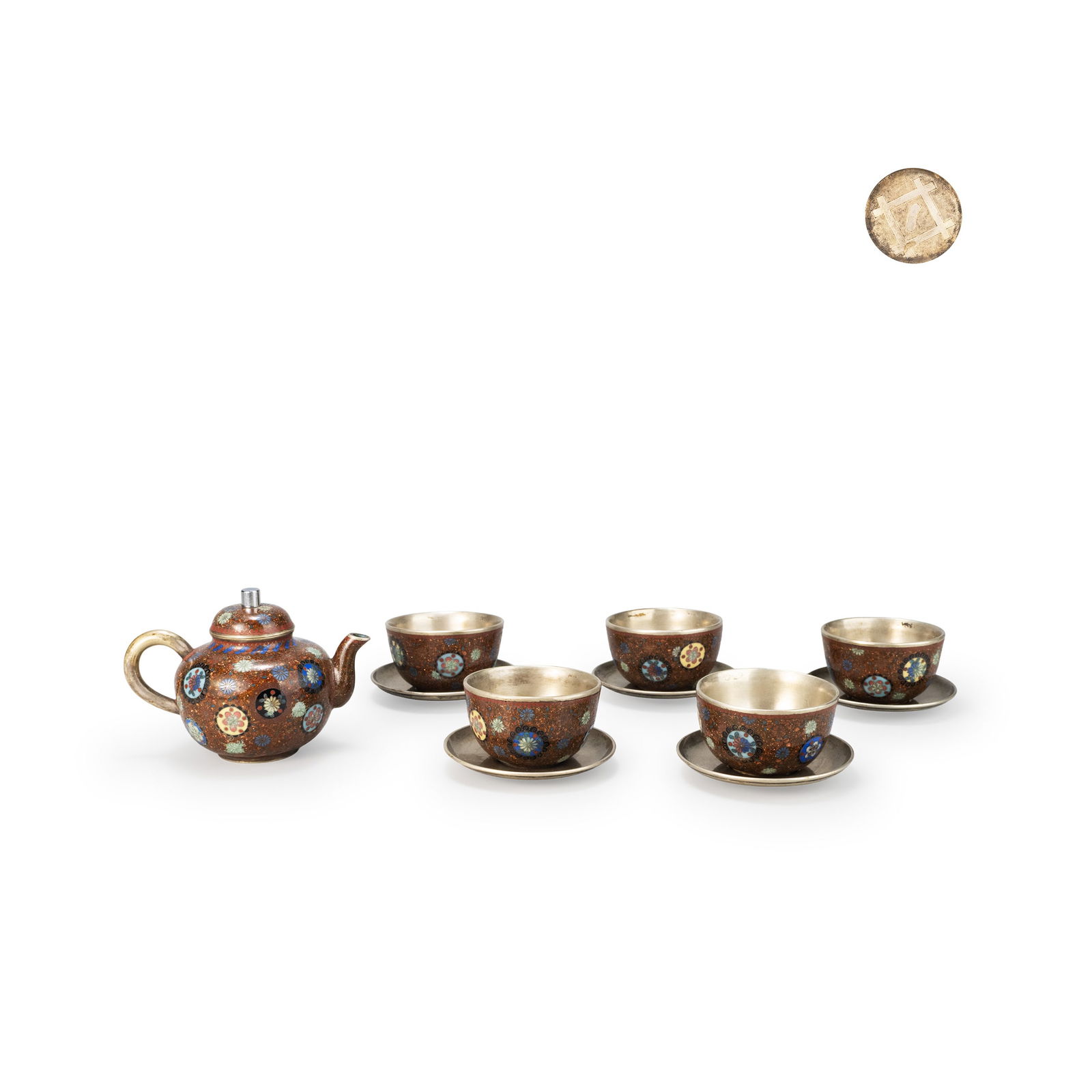 Cloisonne tea set with floral motifs, signed: This is a cloisonné tea service decorated with floral motifs, consisting of one teapot, five tea bowls, and five matching saucers. The set is unified in both technique and design, clearly conceived a