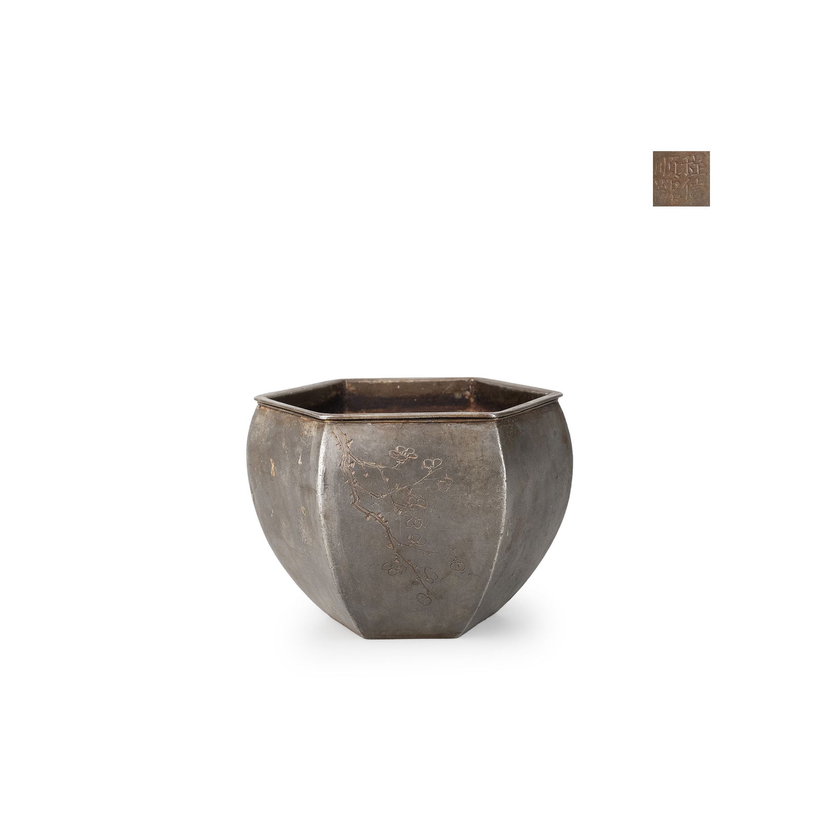 Tin Kensui Water Container: This kensui is formed in a hexagonal faceted shape, presenting a balanced and upright silhouette softened by gentle curves. It possesses both a sense of volume and restrained refinement, embodying