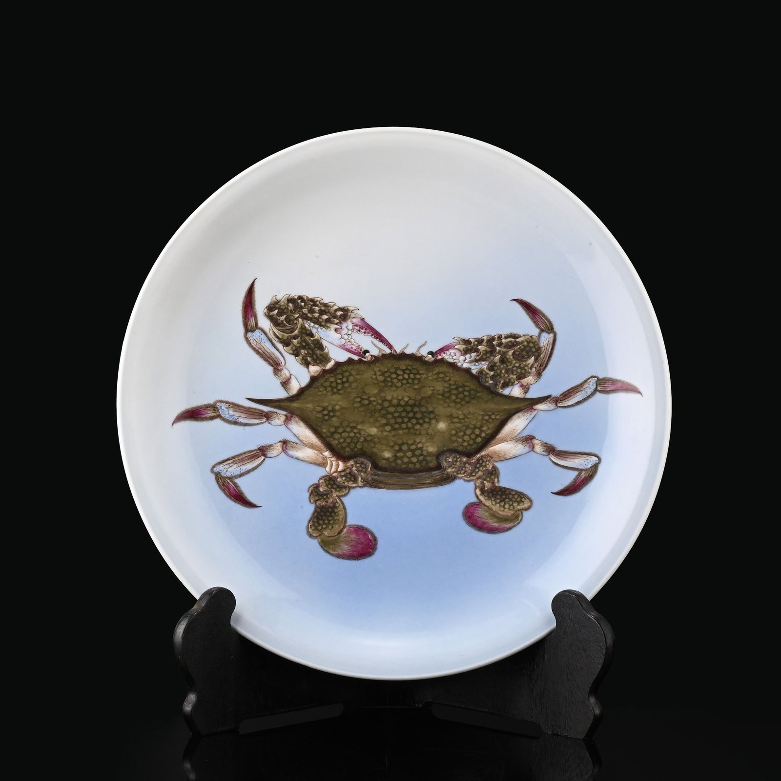 Charger by Makuzu Kozan: This decorative porcelain plate by Makuzu Kozan features a finely painted swimming crab set against a luminous white ground. The crab is rendered with remarkable naturalism, from the textured carapace