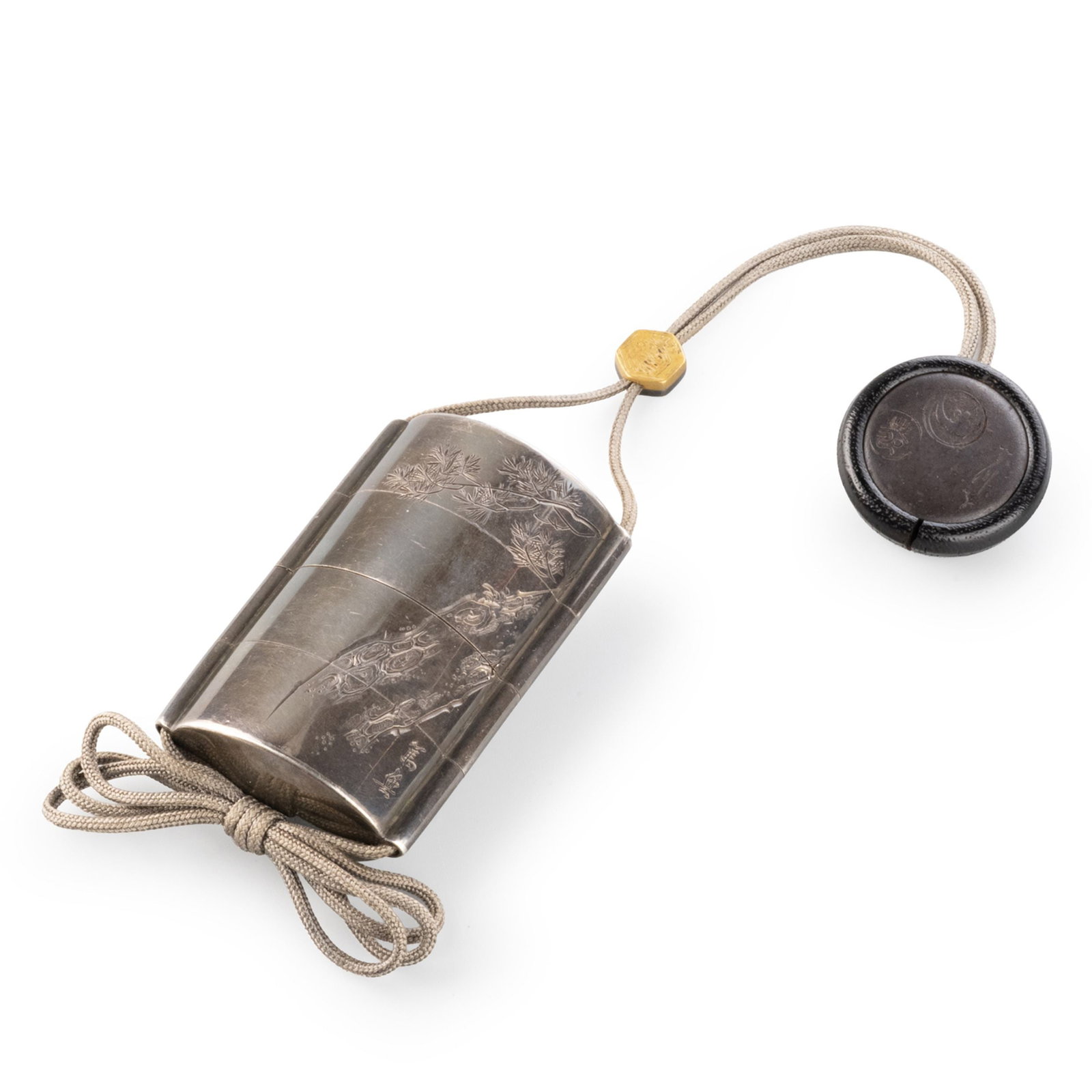Silver Inro by Shinoyama Atsuoki, Netsuke and Ojime by Kano Natsuo: Its surface is finely engraved with motifs of pine trees and cranes, making elegant use of the subdued luster of silver to create a refined and dignified appearance.The front is dominated by an aged p